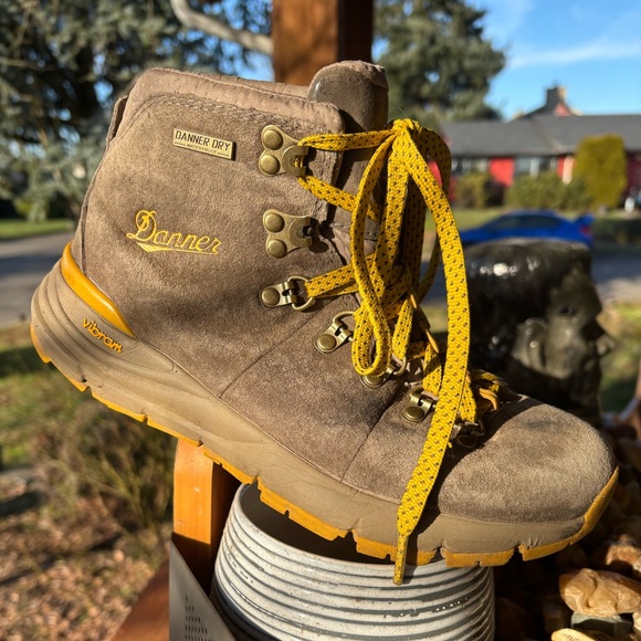 Danner Shoes - Danner Hilking Boot Mountain 600 Women’s US6.5 Gorpcore Outdoorsy Waterproof
